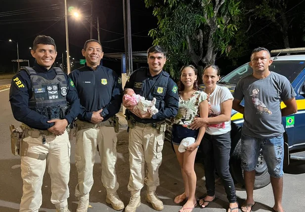 Policiais rodoviários ajudaram bebê engasgada