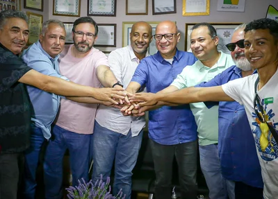 Pré-candidatos do Patriotas ao lado do pré-candidato Franzé Silva e do deputado Evaldo Gomes