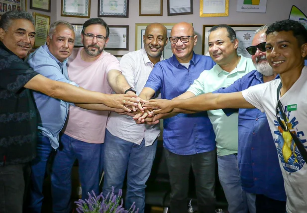 Pré-candidatos do Patriotas ao lado do pré-candidato Franzé Silva e do deputado Evaldo Gomes