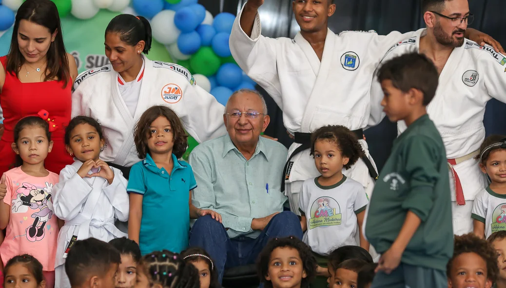 Prefeito ao lado de alunos do projeto