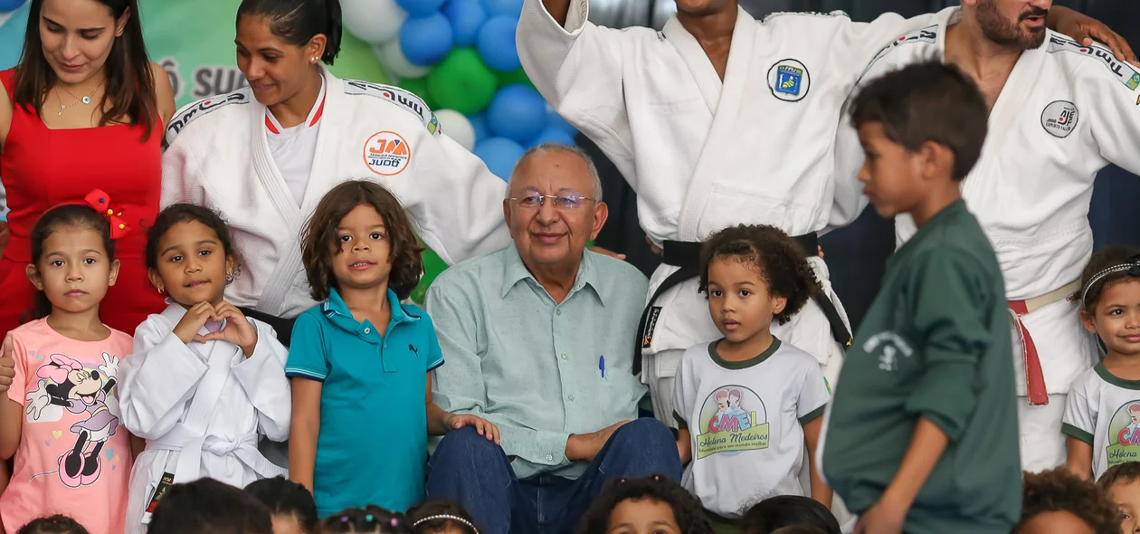 Prefeito ao lado de alunos do projeto