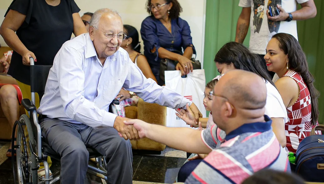 Prefeito cumprimentando moradores do Monte Castelo