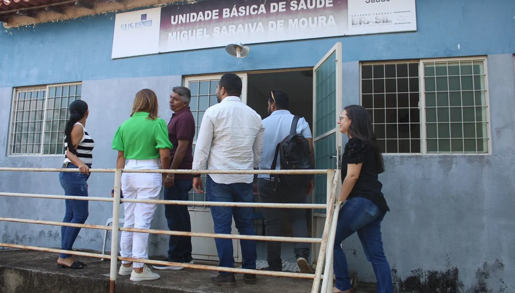 Prefeito do município de Nossa Senhora de Nazaré visitando UBS