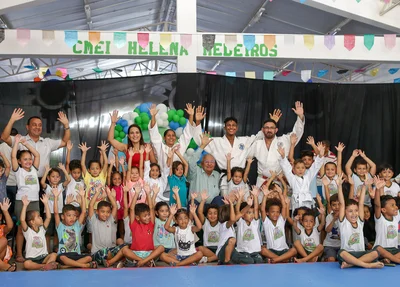 Prefeito e alunos do projeto superação