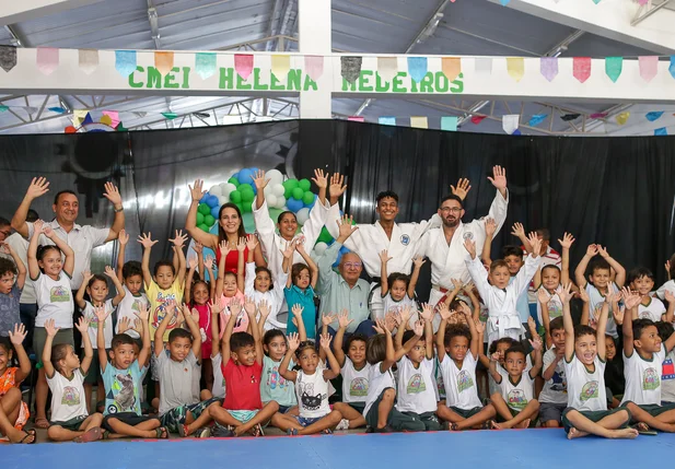 Prefeito e alunos do projeto superação
