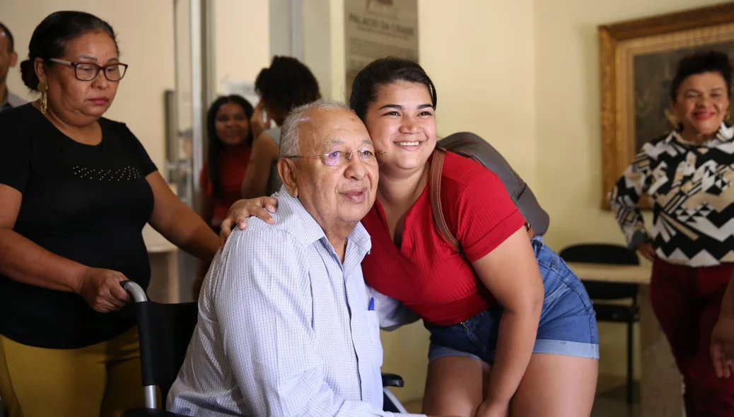 Prefeito tira foto com jovem do residencial Firmino Filho