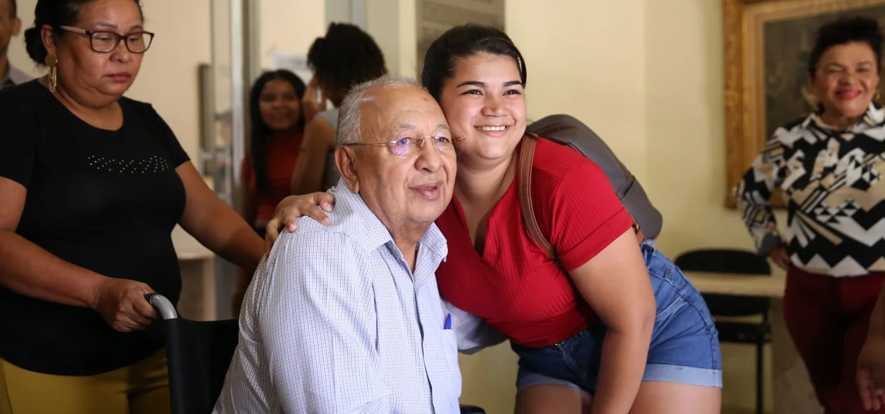 Prefeito tira foto com jovem do residencial Firmino Filho