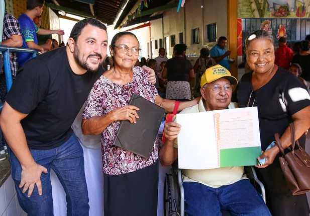 Prefeitura entrega registro de imóveis em Teresina