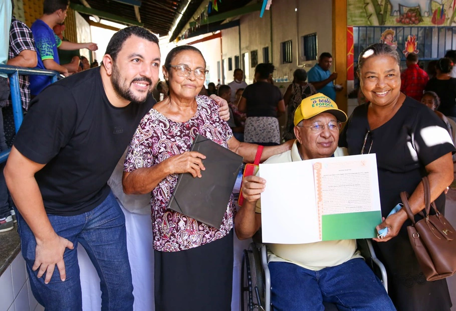 Prefeitura entrega registro de imóveis em Teresina