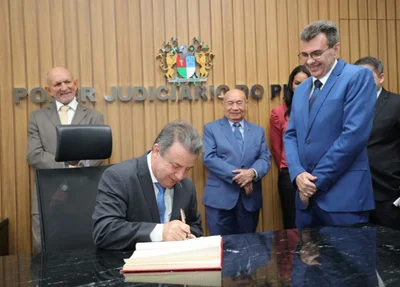 Presidente do TJ-PI dando posse ao novo desembargador