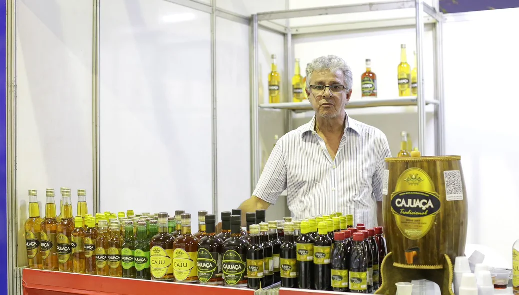 Produtor expondo seus produtos