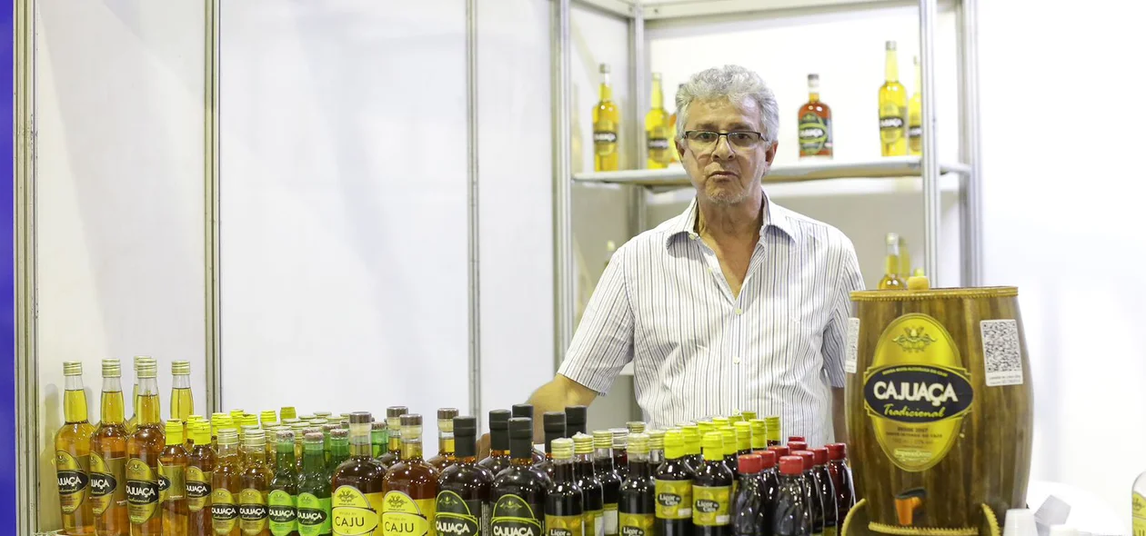 Produtor expondo seus produtos
