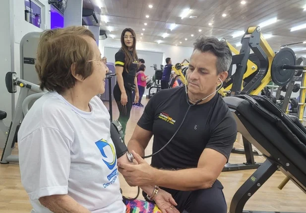 Professor Demóstenes Ribeiro com aluna