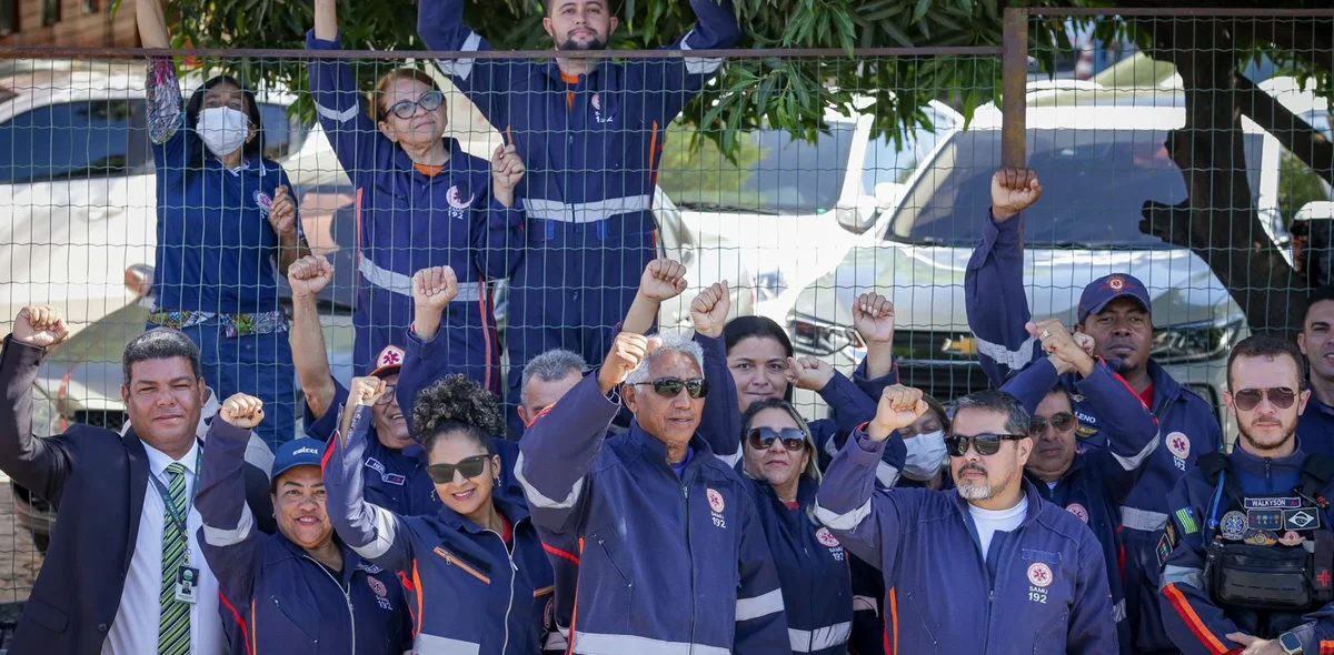 Profissionais do SAMU protestaram nesta segunda-feira (17)