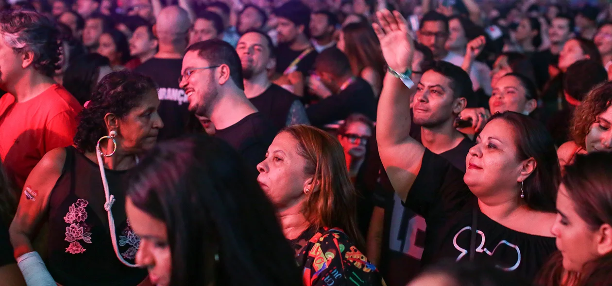 Público curtindo o show de Paulo Ricardo