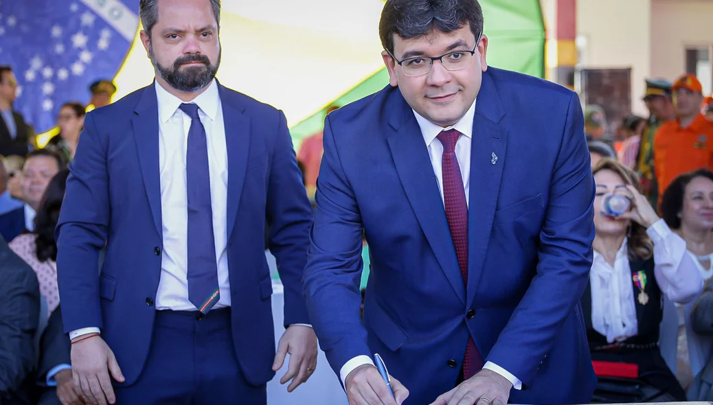 Rafael Fonteles assina promoção de oficiais e praças dos Bombeiros