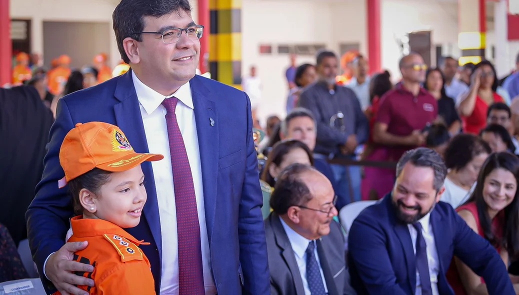 Rafael Fonteles com bombeira mirim
