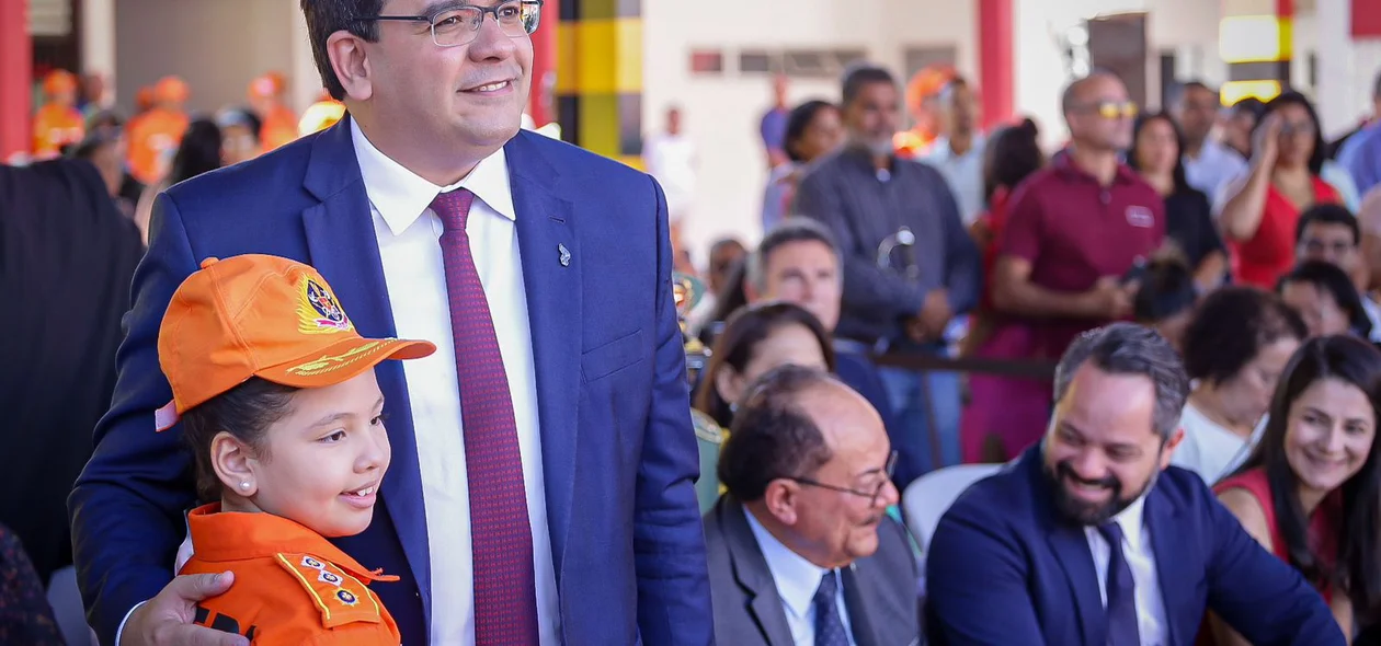 Rafael Fonteles com bombeira mirim