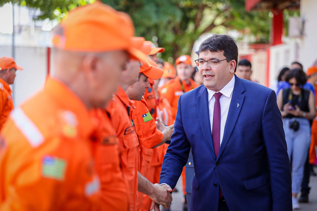 Rafael Fonteles cumprimenta bombeiro