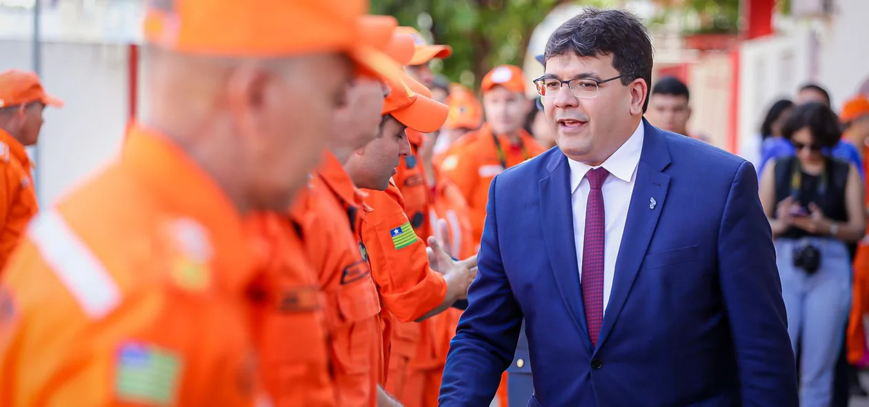 Rafael Fonteles cumprimenta bombeiro