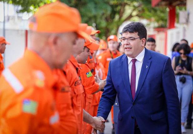 Rafael Fonteles cumprimenta bombeiro