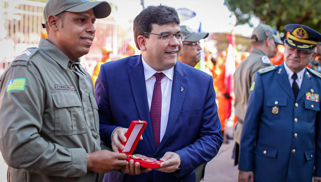 Rafael Fonteles entrega medalha
