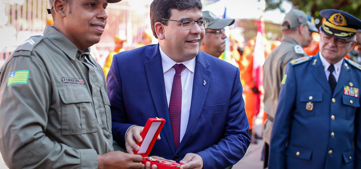 Rafael Fonteles entrega medalha