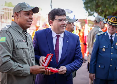 Rafael Fonteles entrega medalha