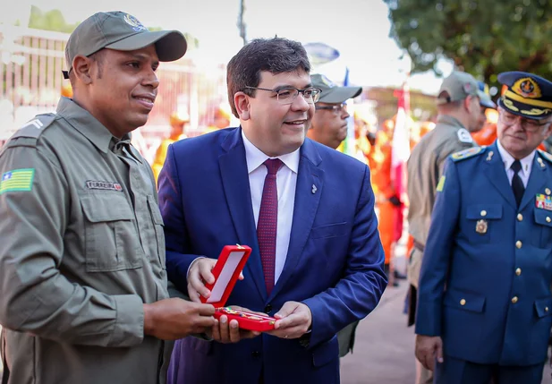 Rafael Fonteles entrega medalha