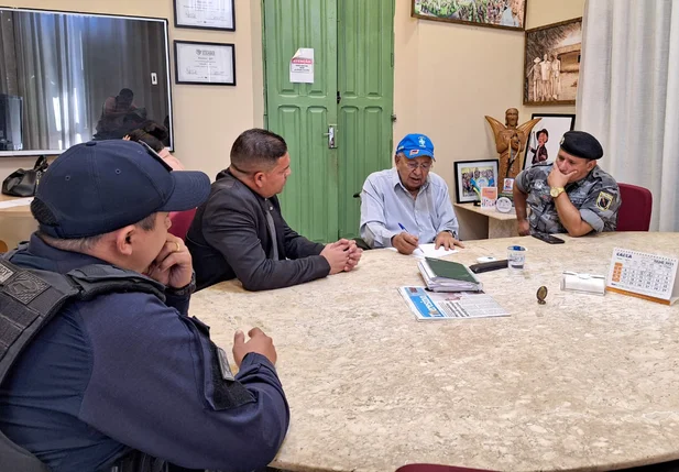 Reunião conduzida pelo prefeito Dr. Pessoa