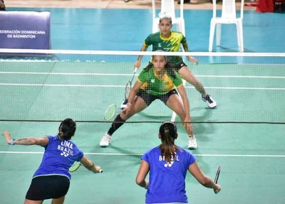 Sana Lima e Juliana Vieira em competição de badminton