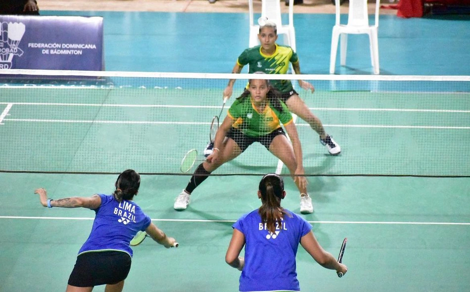 Sana Lima e Juliana Vieira em competição de badminton