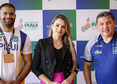 Secretária de Estado de Esportes, Josiane Campelo, acompanhada de Stanley Torres e treinador Queiroz Filho