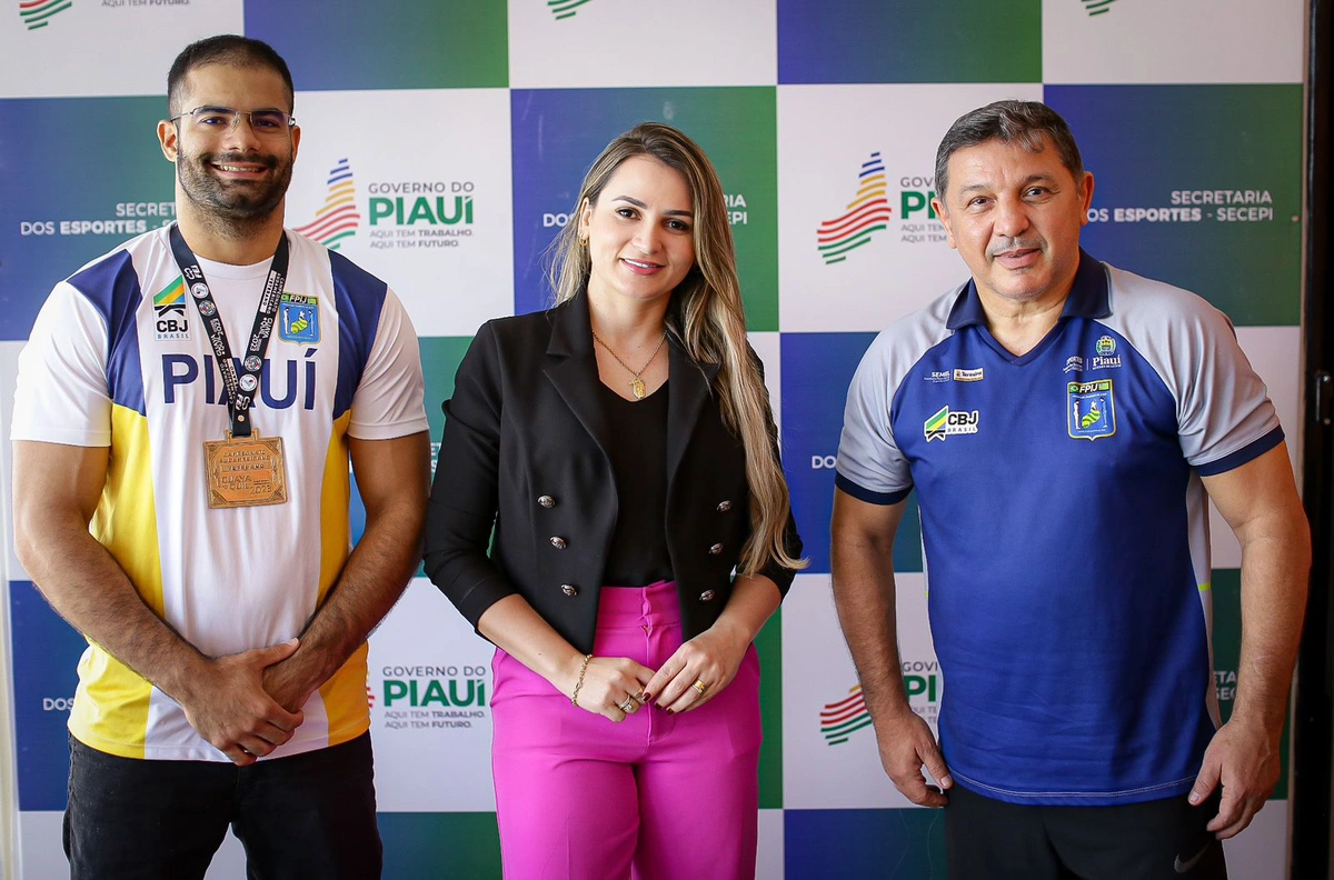 Secretária de Estado de Esportes, Josiane Campelo, acompanhada de Stanley Torres e treinador Queiroz Filho