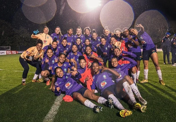 Seleção durante treino preparatório para a Copa do Mundo de futebol feminino