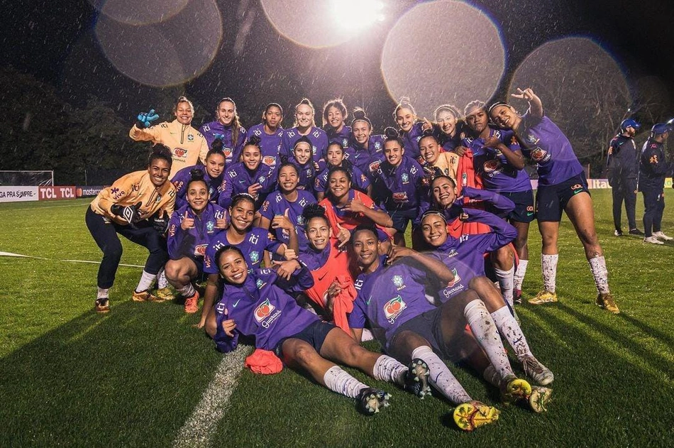 Seleção durante treino preparatório para a Copa do Mundo de futebol feminino