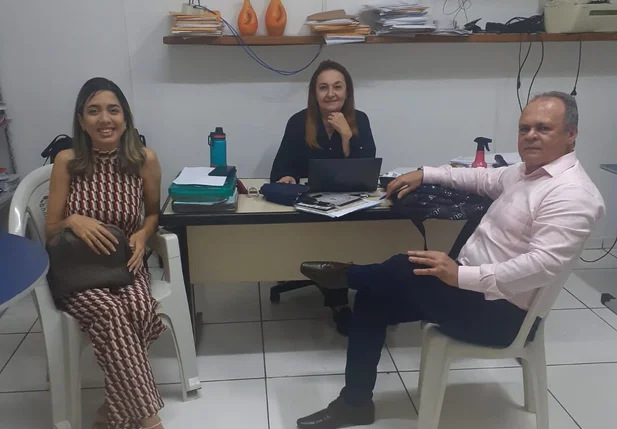 Semec e FWF selam ofertas de cursos profissionalizantes para alunos da EJA