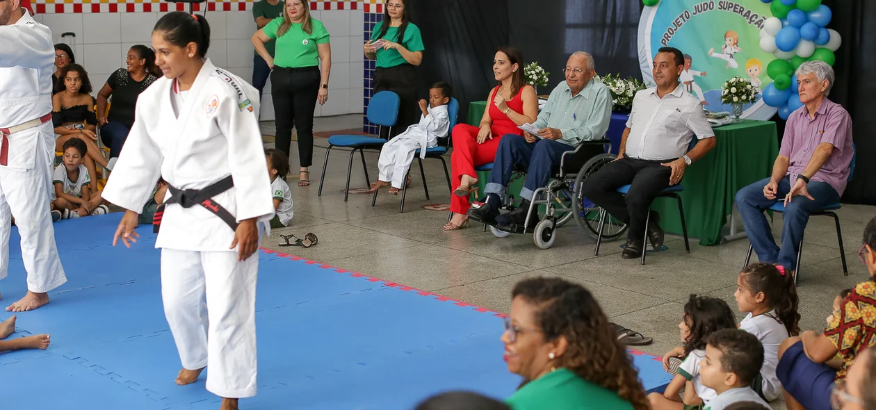 Solenidade aconteceu na escola  Helena Medeiros, no bairro São Joaquim