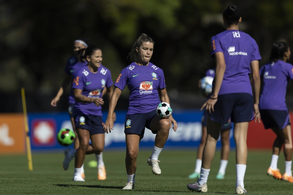 Tamires realiza trabalho com bola em primeiro treino da seleção