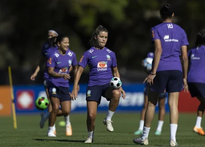 Tamires realiza trabalho com bola em primeiro treino da seleção