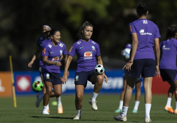 Tamires realiza trabalho com bola em primeiro treino da seleção