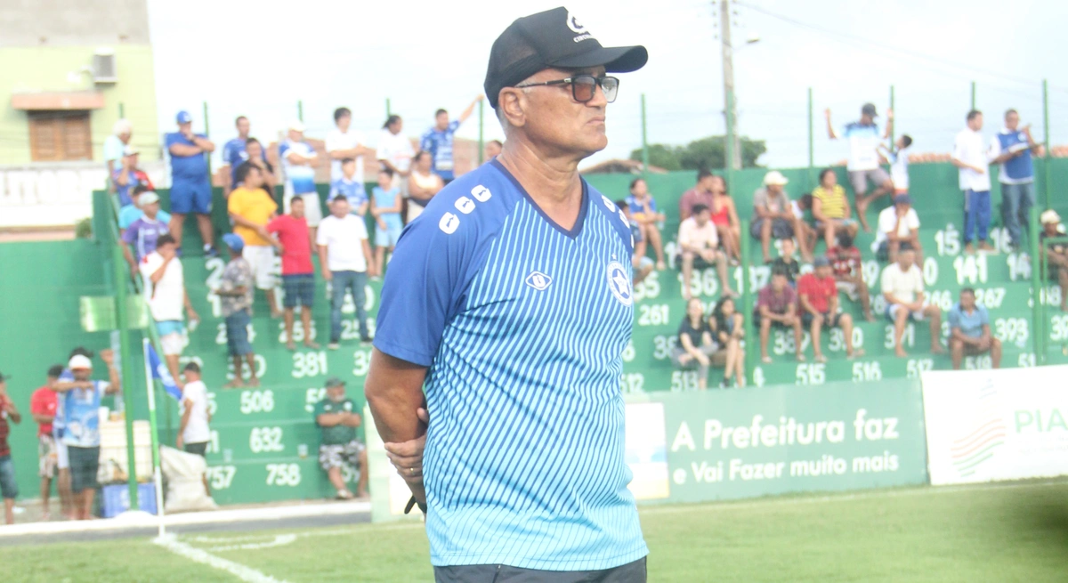 Técnico Oliveira Canindé a beira do campo no jogo do Parnahyba
