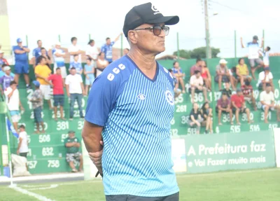Técnico Oliveira Canindé a beira do campo no jogo do Parnahyba