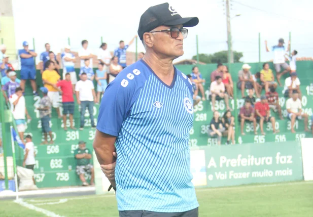 Técnico Oliveira Canindé a beira do campo no jogo do Parnahyba