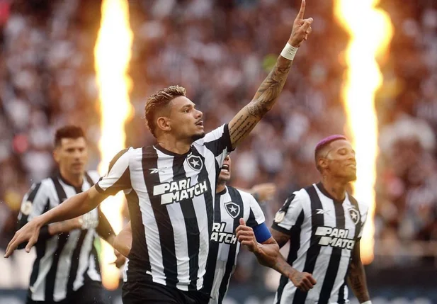 Tiquinho Soares marcou duas vezes na vitória do Botafogo