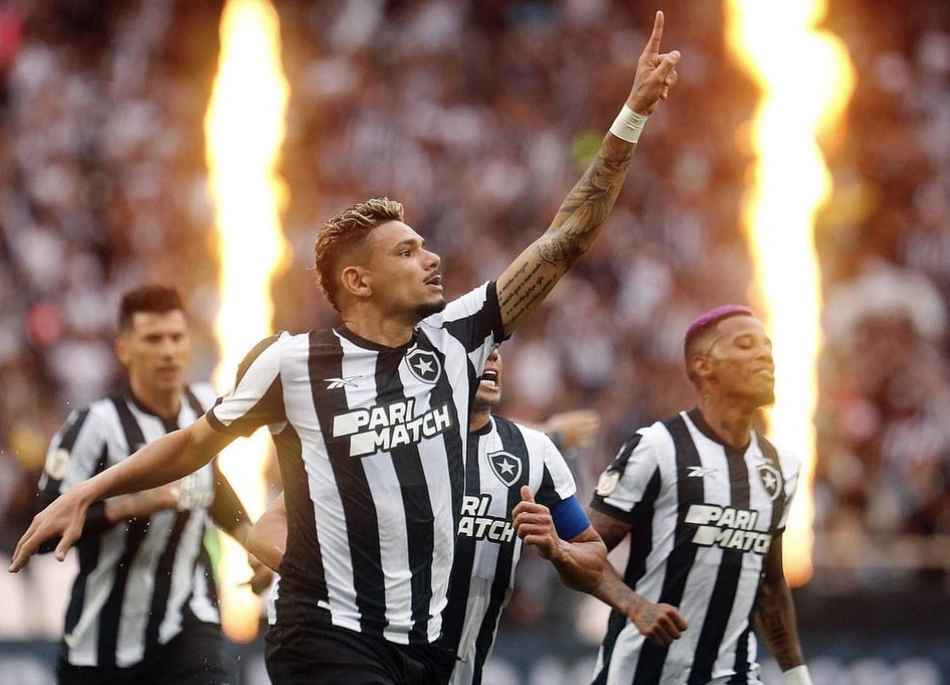 Tiquinho Soares marcou duas vezes na vitória do Botafogo