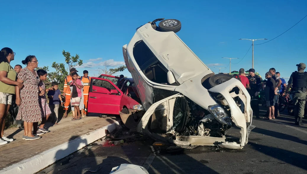 Toyota Etios invadiu a pista contrária e causou acidente
