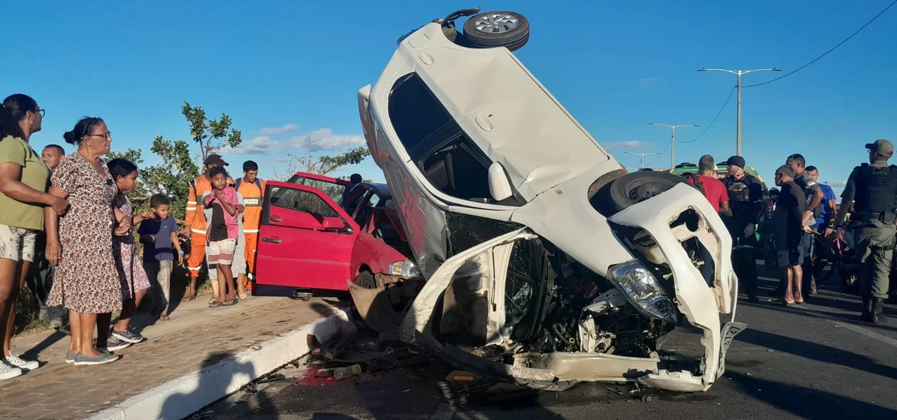 Toyota Etios invadiu a pista contrária e causou acidente