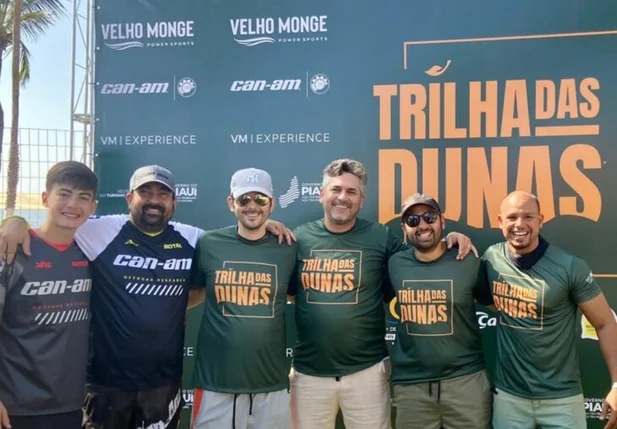 Turistas vão visitar a Trilha das Dunas no litoral piauiense