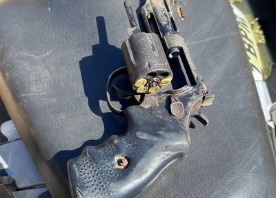 Um dos suspeitos carregava um revólver calibre 38 com quatro munições